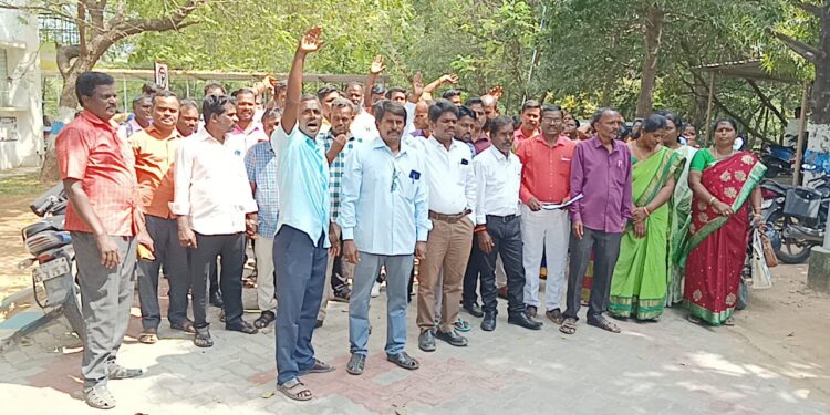 மாவட்ட ஆட்சியர் அலுவலகத்தில் கௌரவ விரிவுரையாளர்கள் முற்றுகை