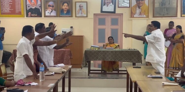 செங்கோட்டை நகராட்சி கூட்டத்தில் கடும் வாக்குவாதம்