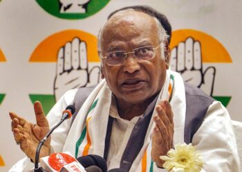 தேர்தலில் கட்சிக்கு தோல்வி ஏற்பட்டால் நிர்வாகிகளே பொறுப்பேற்க வேண்டும் : காங்கிரஸ் தலைவர் கார்கே