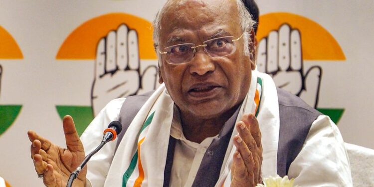 தேர்தலில் கட்சிக்கு தோல்வி ஏற்பட்டால் நிர்வாகிகளே பொறுப்பேற்க வேண்டும் : காங்கிரஸ் தலைவர் கார்கே