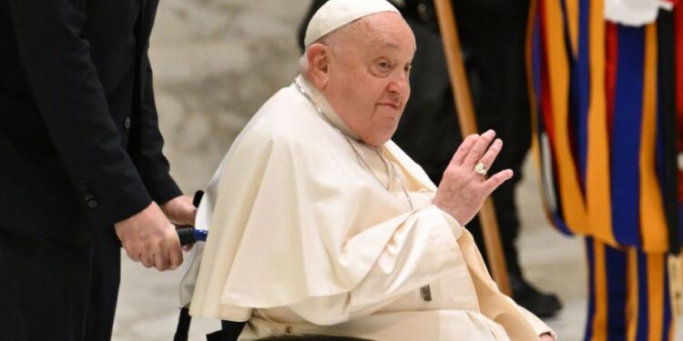 போப் பிரான்சிஸ் உடல் நிலை தொடர்ந்து கவலைக்கிடம்: ஆபத்தான நிலையில் இருப்பதாக வாடிகன் அறிவிப்பு