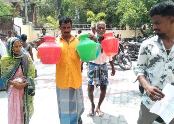 காலி குடங்களை தோளில் சுமந்து முதியவர் நூதன கோரிக்கை மனு