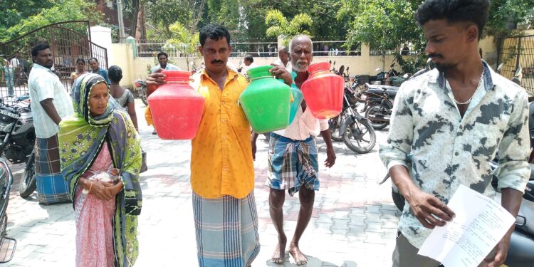 காலி குடங்களை தோளில் சுமந்து முதியவர் நூதன கோரிக்கை மனு