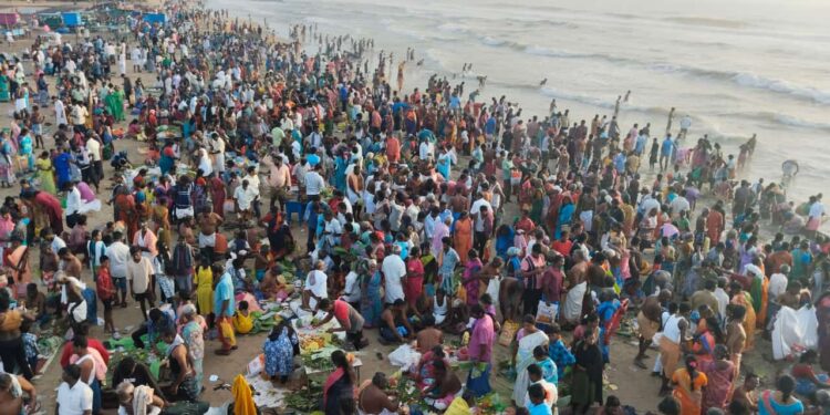 மாசி மகத் திருவிழா: கடலூர் கடற்கரையில் புனித நீராடிய பக்தர்கள்