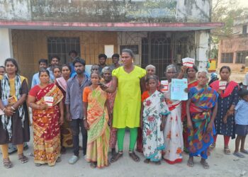 காட்பாடி ஜாப்ராபேட்டையில் ரூ.25 லட்சத்திற்கும் மேல் மோசடி: கிராம மக்கள் அஞ்சலகம் முற்றுகை