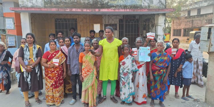 காட்பாடி ஜாப்ராபேட்டையில் ரூ.25 லட்சத்திற்கும் மேல் மோசடி: கிராம மக்கள் அஞ்சலகம் முற்றுகை