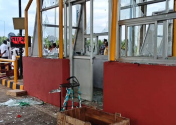 ஆரம்பித்த உடனே அடித்து நொறுக்கப்பட்ட டோல்கேட்