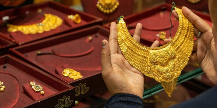 அப்பப்பா..தங்கம் விலை கண்ணைக்கட்டுதே..! 1 சவரன் விலை ரூ.67,400