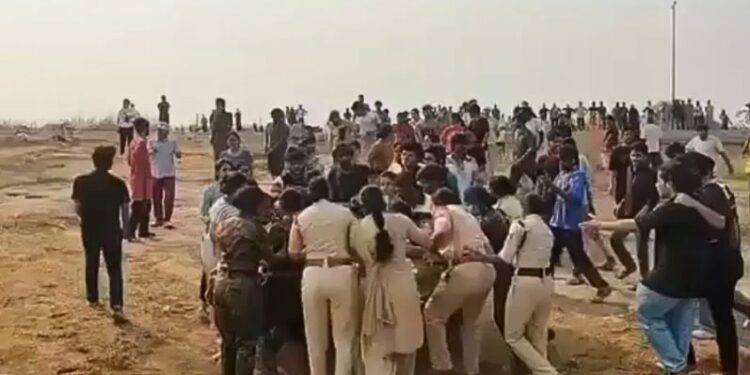 ஐதராபாத் பல்கலையில் மாணவர்கள் – போலீஸ் மோதல்: தெலுங்கானாவில் பதற்றம்