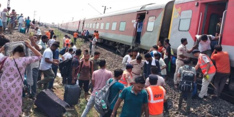 ஒடிசாவில் ரயில் விபத்து: ஒருவர் உயிரிழப்பு, 22 பேர் காயம் -மீட்பு பணிகள் தீவிரம்