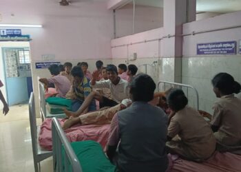 சங்கராபுரம் அருகே தேனீக்கள் கடித்து 20 மாணவர்கள் பாதிப்பு