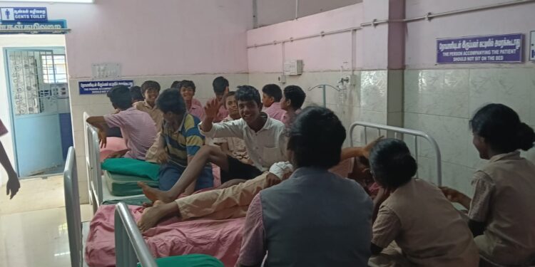 சங்கராபுரம் அருகே தேனீக்கள் கடித்து 20 மாணவர்கள் பாதிப்பு