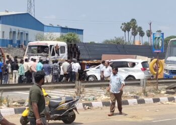 சோழவரம் அருகே லாரி மோதி விபத்து: உயிர் தப்பிய காவல் ஆணையர்