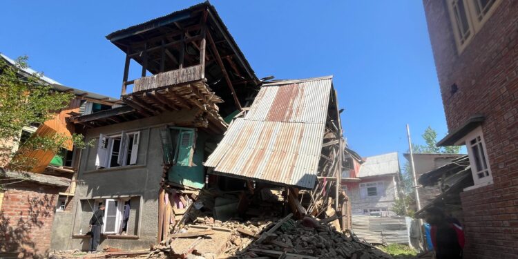 பெகல்காம் தீவிரவாதிகளின் வீடுகள் குண்டு வைத்து தகர்ப்பு