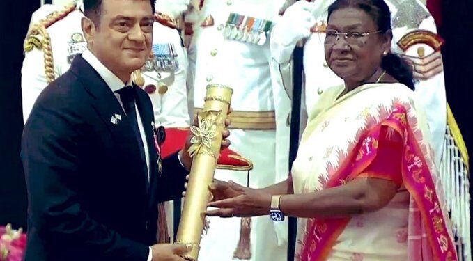 நடிகர் அஜித்-க்கு பத்ம பூஷன் விருது வழங்கி குடியரசுத் தலைவர் கௌரவிப்பு