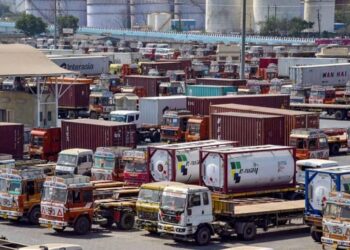 டீசல் விலை, சுங்கக் கட்டணம் உயர்வு : கர்நாடகாவில் 6 லட்சம் லாரிகள் ஸ்டிரைக்