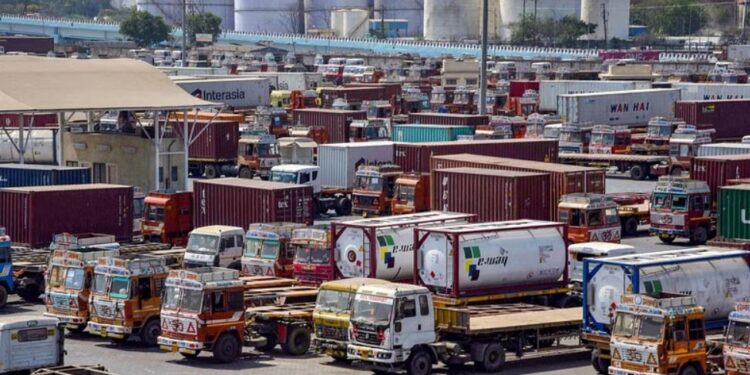 டீசல் விலை, சுங்கக் கட்டணம் உயர்வு : கர்நாடகாவில் 6 லட்சம் லாரிகள் ஸ்டிரைக்