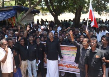 கடலூரில் ரேஷன் கடை பணியாளர்கள் கருப்பு சட்டை அணிந்து ஆர்ப்பாட்டம்