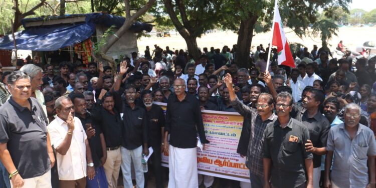 கடலூரில் ரேஷன் கடை பணியாளர்கள் கருப்பு சட்டை அணிந்து ஆர்ப்பாட்டம்