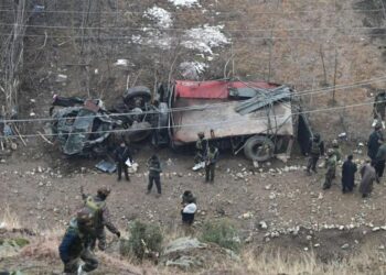 ஜம்மு காஷ்மீரில் 700 அடி பள்ளத்தில் ராணுவ வாகனம் கவிழ்ந்து விபத்து : 3 வீரர்கள் உயிரிழப்பு