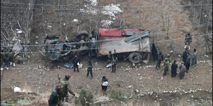 ஜம்மு காஷ்மீரில் 700 அடி பள்ளத்தில் ராணுவ வாகனம் கவிழ்ந்து விபத்து : 3 வீரர்கள் உயிரிழப்பு
