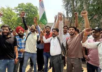 ‘ராணுவத்திற்கு உதவ தயார்’ : சண்டிகரில் குவிந்த இளம்பெண்கள், இளைஞர்கள்