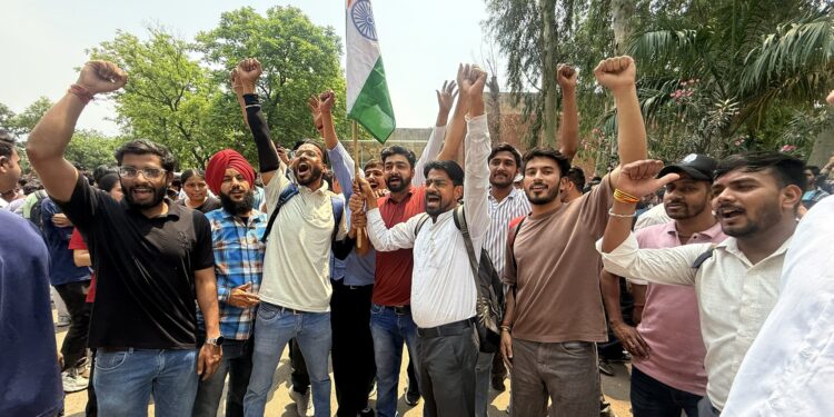 ‘ராணுவத்திற்கு உதவ தயார்’ : சண்டிகரில் குவிந்த இளம்பெண்கள், இளைஞர்கள்