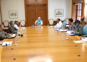 முப்படைத் தளபதிகளுடன் பிரதமர் மோடி ஆலோசனை