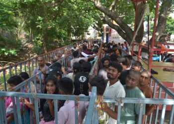 இடுக்குப் பிள்ளையார் கோயிலில் பக்தர்கள் நீண்ட வரிசையில் நின்று  தரிசனம்