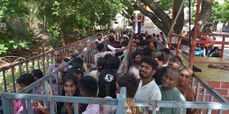 இடுக்குப் பிள்ளையார் கோயிலில் பக்தர்கள் நீண்ட வரிசையில் நின்று  தரிசனம்