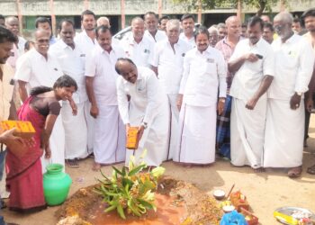மேல்சோழங்குப்பம் அரசுப் பள்ளியில் ரூ.98 லட்சம் மதிப்பில்  வகுப்பறை கட்டிடம் கட்ட அடிக்கல் நாட்டு விழா