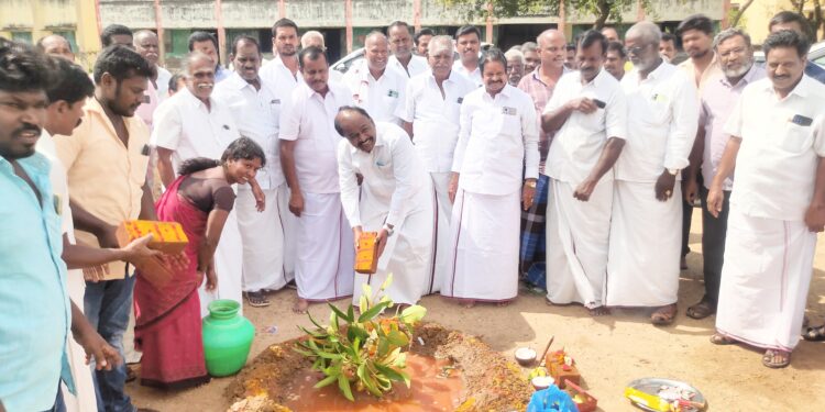 மேல்சோழங்குப்பம் அரசுப் பள்ளியில் ரூ.98 லட்சம் மதிப்பில்  வகுப்பறை கட்டிடம் கட்ட அடிக்கல் நாட்டு விழா