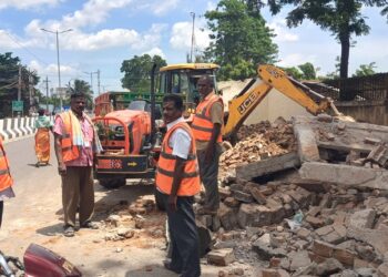 ஆரணியில் ஆக்கிரமிப்புகள் அகற்றம்