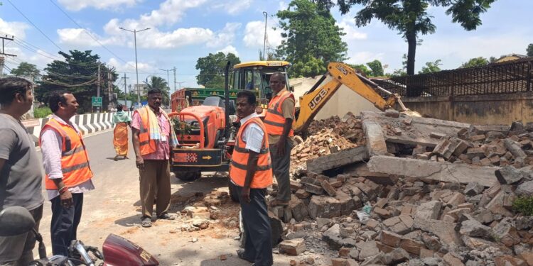 ஆரணியில் ஆக்கிரமிப்புகள் அகற்றம்