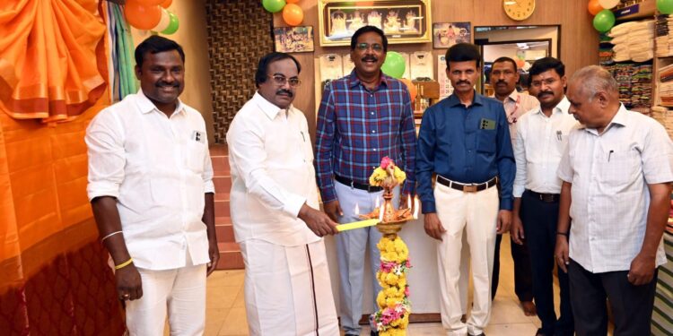 திருவண்ணாமலையில் கோ-ஆப்டெக்சில் சிறப்பு விற்பனை