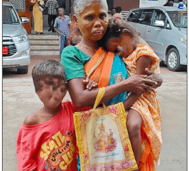 கைக்குழந்தையுடன் வந்து பழங்குடி இருளர் இனத்தை சேர்ந்த பெண் கலெக்டர் அலுவலகத்தில் மனு