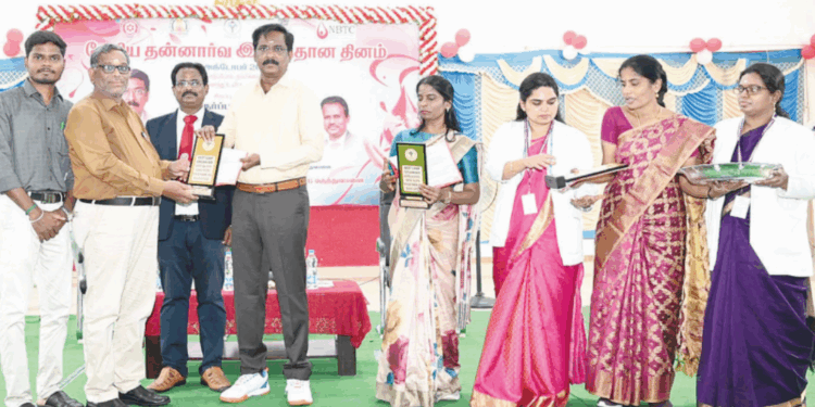 தேசிய தன்னார்வ ரத்ததான தினத்தையொட்டி ஒருங்கிணைப்பாளர்களுக்கு சான்றிதழ்