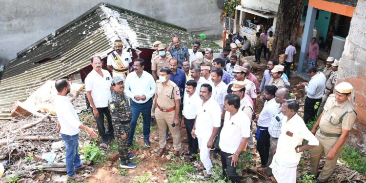 திருவண்ணாமலையில்  பாறை உருண்டு 7 பேர் பலியான இடத்தை மாவட்ட ஆட்சியர் தர்ப்பகராஜ் பார்வையிட்டார்