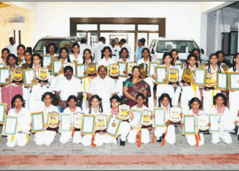 கள்ளக்குறிச்சியில் நடந்த கராத்தே போட்டியில் எ.வ.வேலு பெண்கள் மெட்ரிக். பள்ளி மாணவிகள் சாதனை