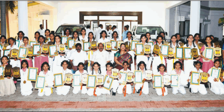 கள்ளக்குறிச்சியில் நடந்த கராத்தே போட்டியில் எ.வ.வேலு பெண்கள் மெட்ரிக். பள்ளி மாணவிகள் சாதனை