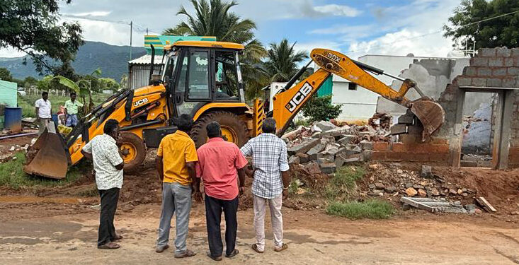 வேடசந்தூர் அருகே ஆக்கிரமிப்புகள் அகற்றப்பட்டன