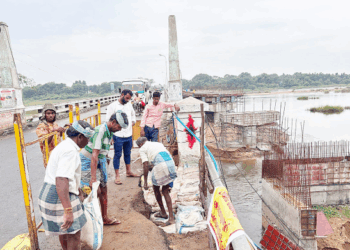 செய்யாற்றில் வெள்ளப் பெருக்கு: உள்வாங்கிய மேம்பாலத்தின் இணைப்பு பகுதி சீரமைப்பு பணிகள் தீவிரம்