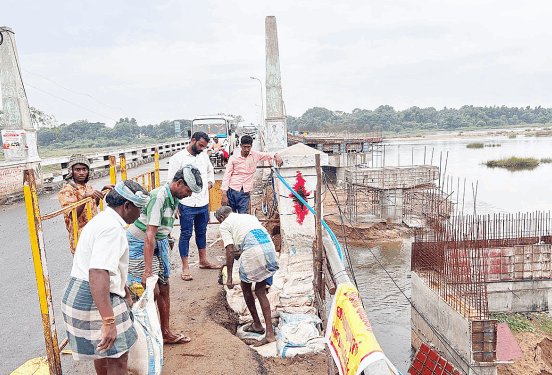 செய்யாற்றில் வெள்ளப் பெருக்கு: உள்வாங்கிய மேம்பாலத்தின் இணைப்பு பகுதி சீரமைப்பு பணிகள் தீவிரம்
