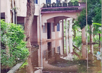 குடியாத்தம் ஒருங்கிணைந்த நீதிமன்றத்தை சூழ்ந்த ஏரி தண்ணீர்