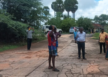 குஜிலியம்பாறை அருகே ஆபத்தான நிலையில் தரைப் பாலம்;