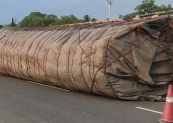 வேடசந்தூர் அருகே சாலைத்தடுப்பை உடைத்துக் கொண்டு கவிழ்ந்த லாரி