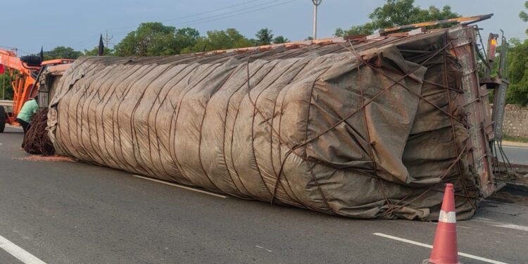 வேடசந்தூர் அருகே சாலைத்தடுப்பை உடைத்துக் கொண்டு கவிழ்ந்த லாரி