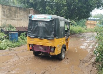 சேறும் சகதியாய் சிதைந்த சாலை: பொதுமக்கள் சீரமைப்புக் கோரிக்கை