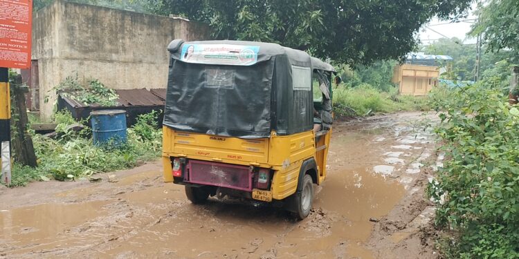 சேறும் சகதியாய் சிதைந்த சாலை: பொதுமக்கள் சீரமைப்புக் கோரிக்கை