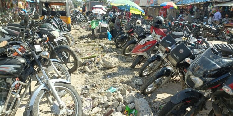 வேலூரில் சாலை நடுவே இடிக்கப்பட்ட தடுப்புக்கற்கள்; 10 நாளாகியும் அகற்றப்படாததால் போக்குவரத்து நெரிசல்